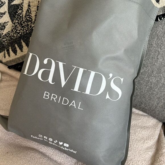 David’s Bridal • Raw hem chapel length white veil - Picture 8 of 8